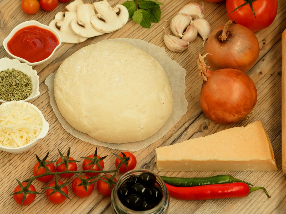 Najpopularniejsze rodzaje pizzy i ich składniki – przewodnik po klasykach i nowoczesnych trendach